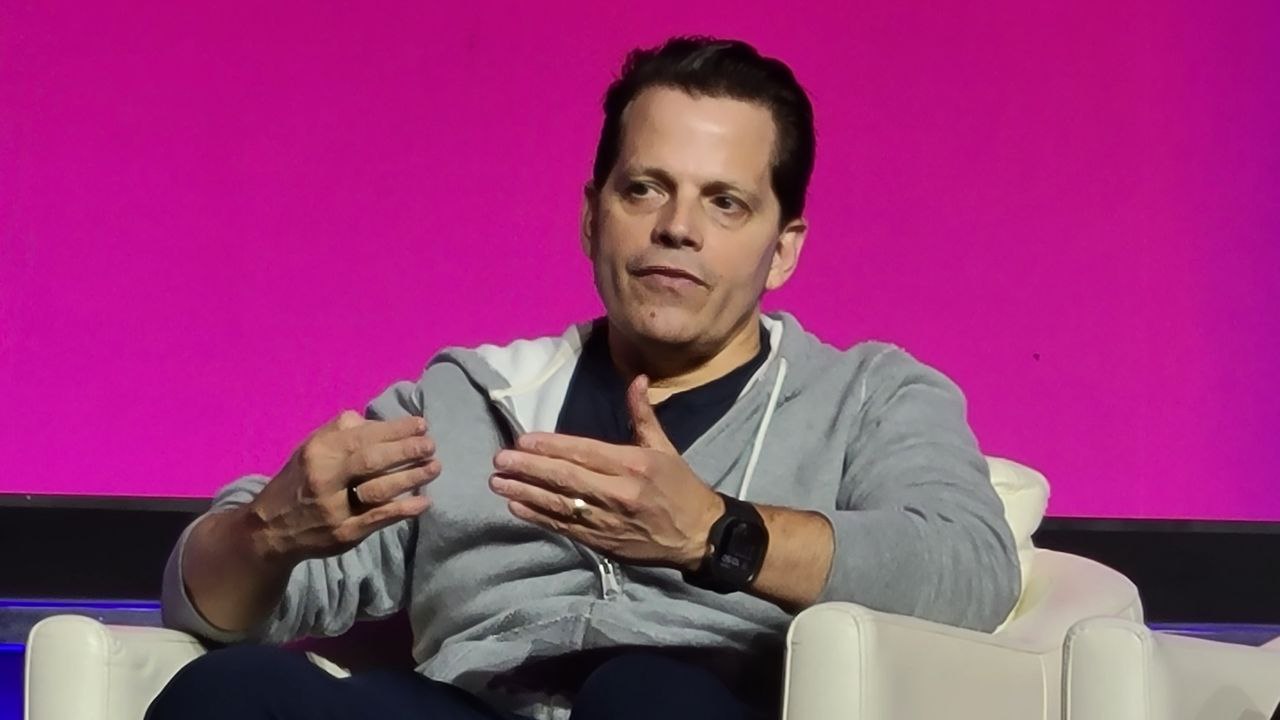 Scaramucci Slams Claims of Harris’s Anti-Crypto Bias, Critiques Trump’s Transactional Approach