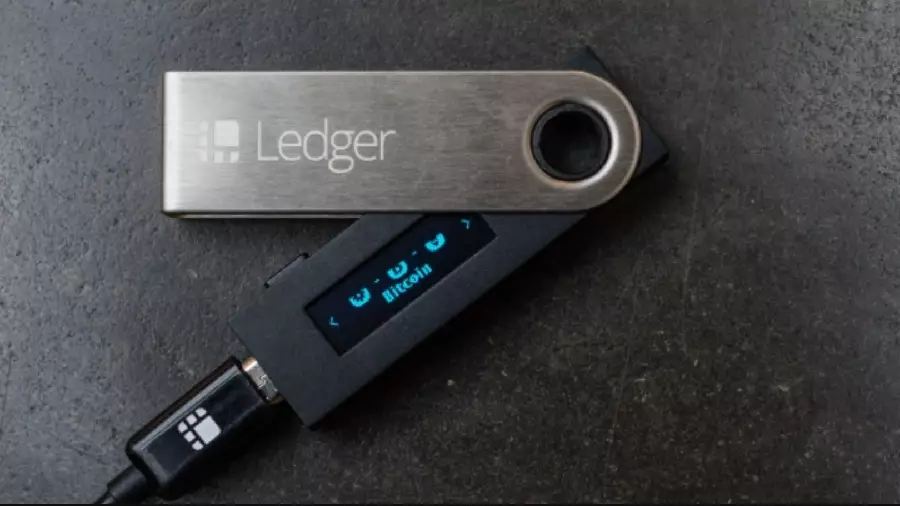 Пользователь Ledger потерял биткоины и NFT на $2,5 млн