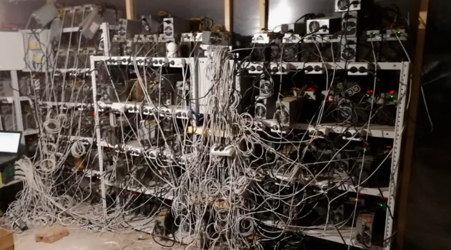 Под жилой многоэтажкой в Дагестане нашли подпольную майнинг-ферму