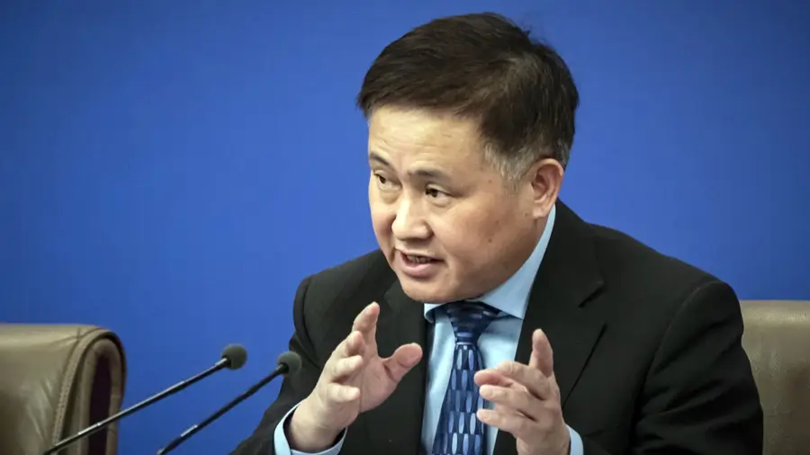 Управляющий Народного банка Китая назвал криптовалюты угрозой для экономики