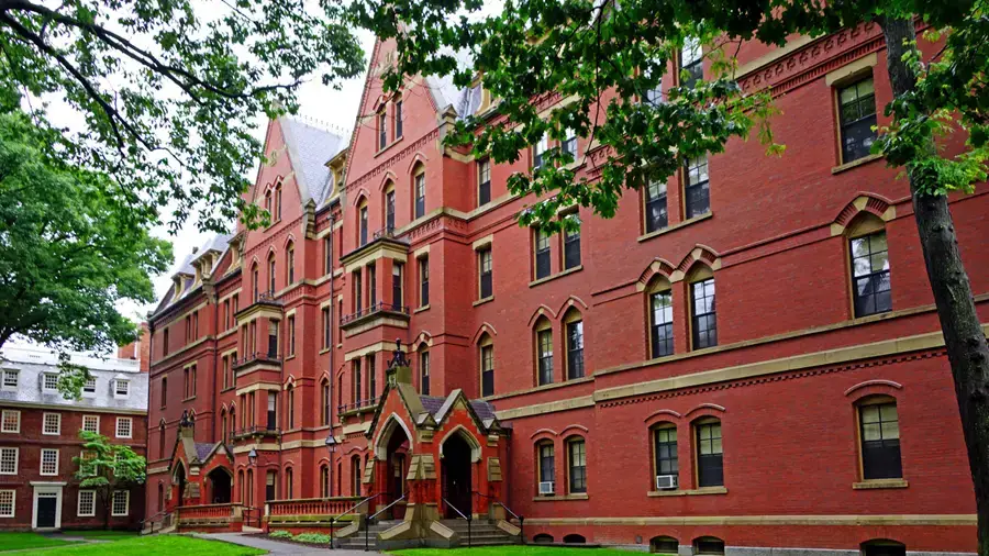 Гарвард утроил вложения в криптовалютный фонд BlackRock